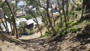 神奈川県鎌倉市稲村ガ崎の土砂災害・急傾斜地崩壊対策工事において、「ユニットネット工法」を導入。レッドゾーン（土砂災害特別警戒区域）内の施工事例。