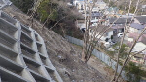 神奈川県横須賀市の土砂災害・急傾斜地崩壊対策工事において、「ユニットネット工法」を導入。レッドゾーン（土砂災害特別警戒区域）内の施工事例。